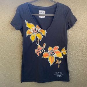 Ruehl T-shirt. Size XS